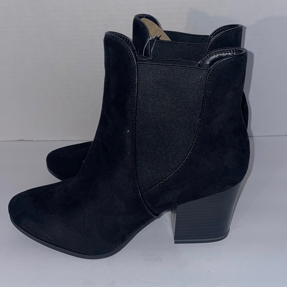 Black ankle boots. Brand - Andrew Geller. Never worn with tags - Picture 3 of 4